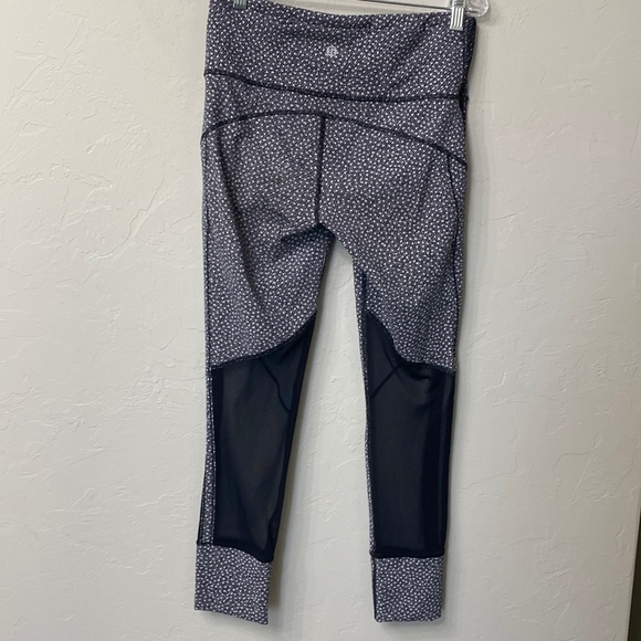 Lululemon Hit it mesh 7/8  leggings size 6 - Picture 1 of 12